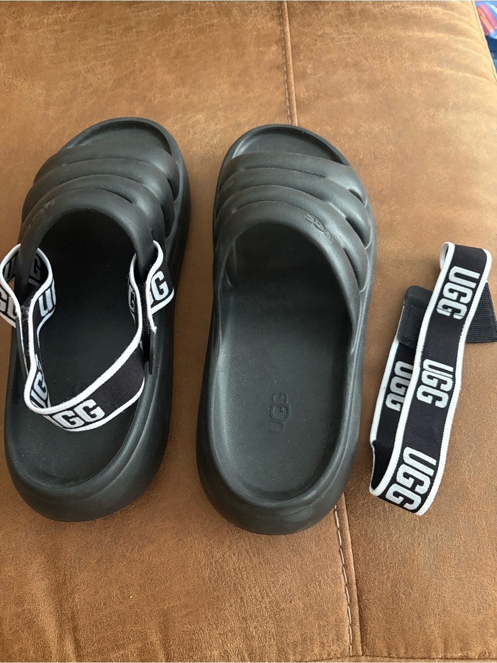 UGG Sport Yeah 8 FIT A 9 run very big nwt